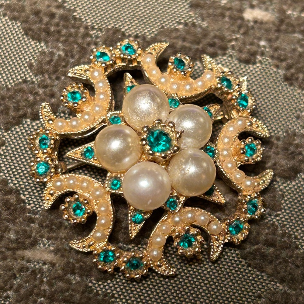 Vintage Faux Emerald and Pearl Brooch